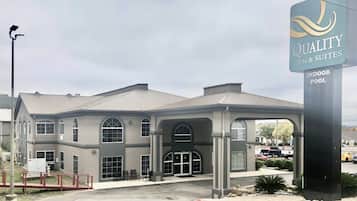 A building with a sign reading "Quality Inn & Suites Indoor Pool".