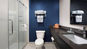 Een bad/douchecombinatie, een diep bad, gratis toiletartikelen