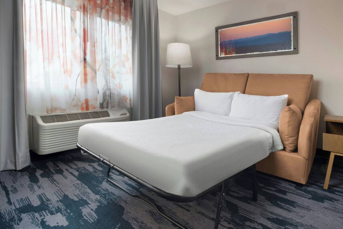 Executive Suite, 1 King Bed with Sofa bed | Premium bedding, in-room safe, desk, iron/ironing board