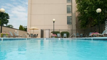 Piscina externa sazonal, guarda-sóis, espreguiçadeiras