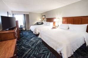 Hypo-allergenic bedding, desk, laptop workspace, blackout curtains - Hampton Inn Louisville-North/Clarksville (Clarksville)