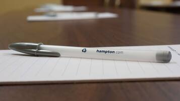 Un stylo sur un bloc-notes à lignes.