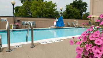 Außenpool (je nach Saison geöffnet), Sonnenschirme, Liegestühle