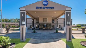 Ingresso di un hotel Best Western con una tettoia, ampie finestre e cielo sereno.