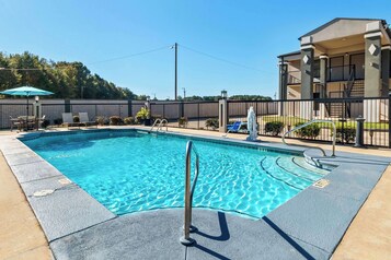 Outdoor pool, pool loungers