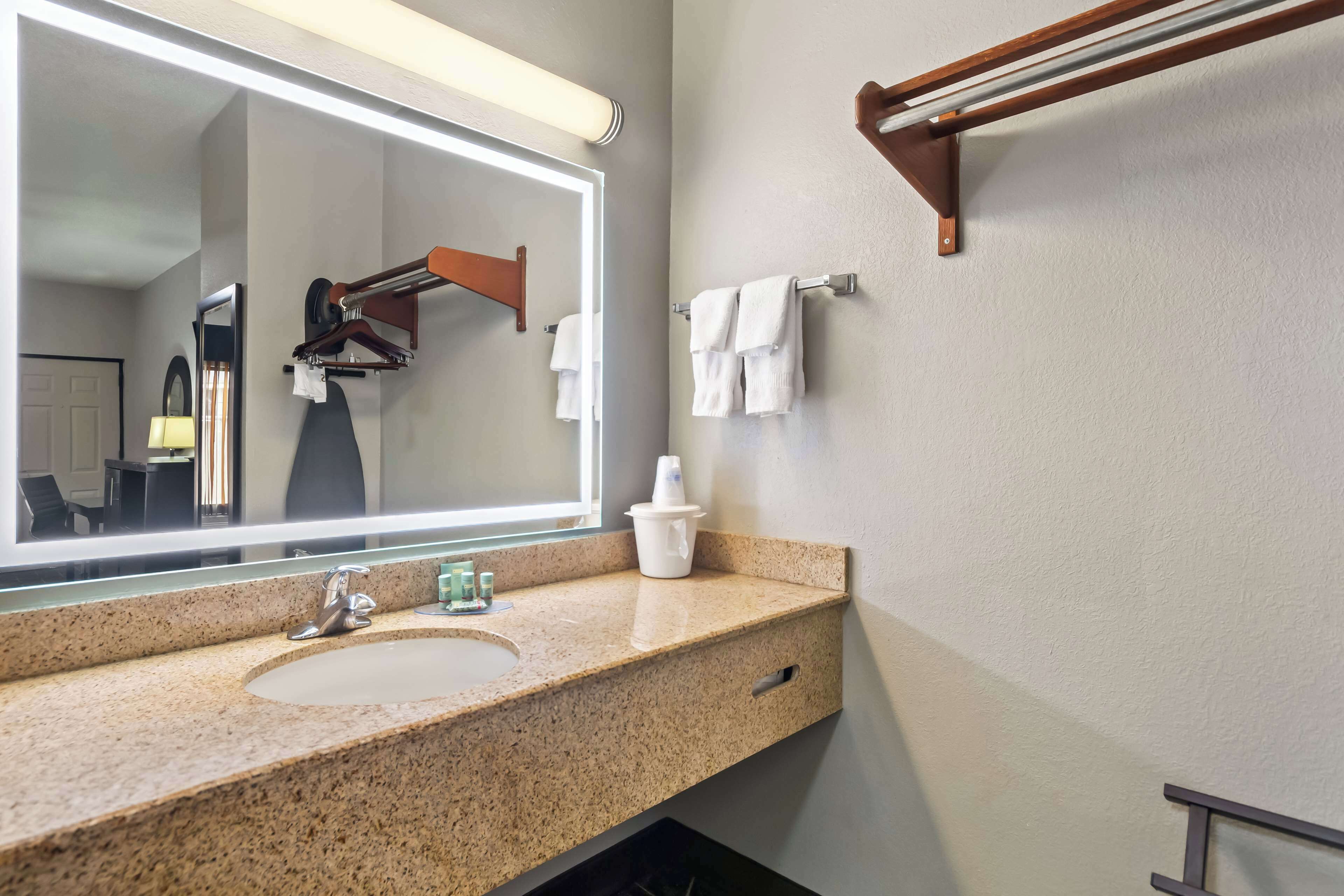 standard room, 1 king bed, non smoking, refrigerator & microwave | premium bedding, in-room safe, desk, laptop workspace