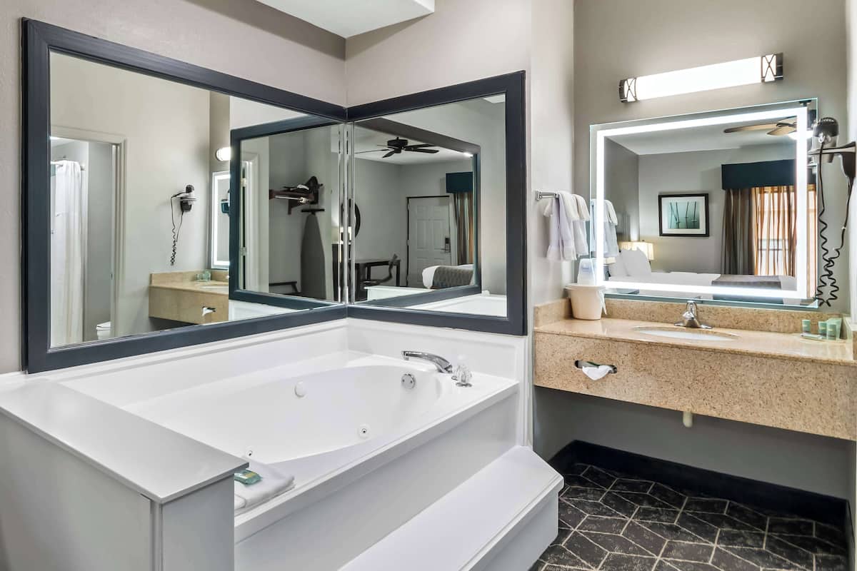 standard room, 1 king bed, non smoking, jetted tub | premium bedding, in-room safe, desk, laptop workspace