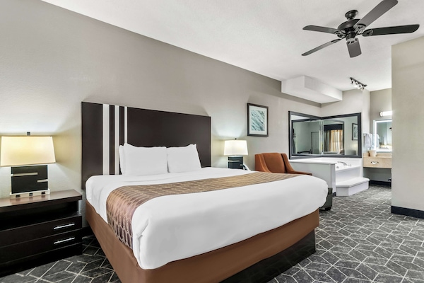 Ropa de cama de alta calidad y caja de seguridad en la habitación