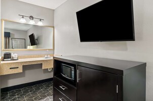 Standard Room, 1 King Bed, Non Smoking, Jetted Tub | Premium bedding, in-room safe, desk, laptop workspace