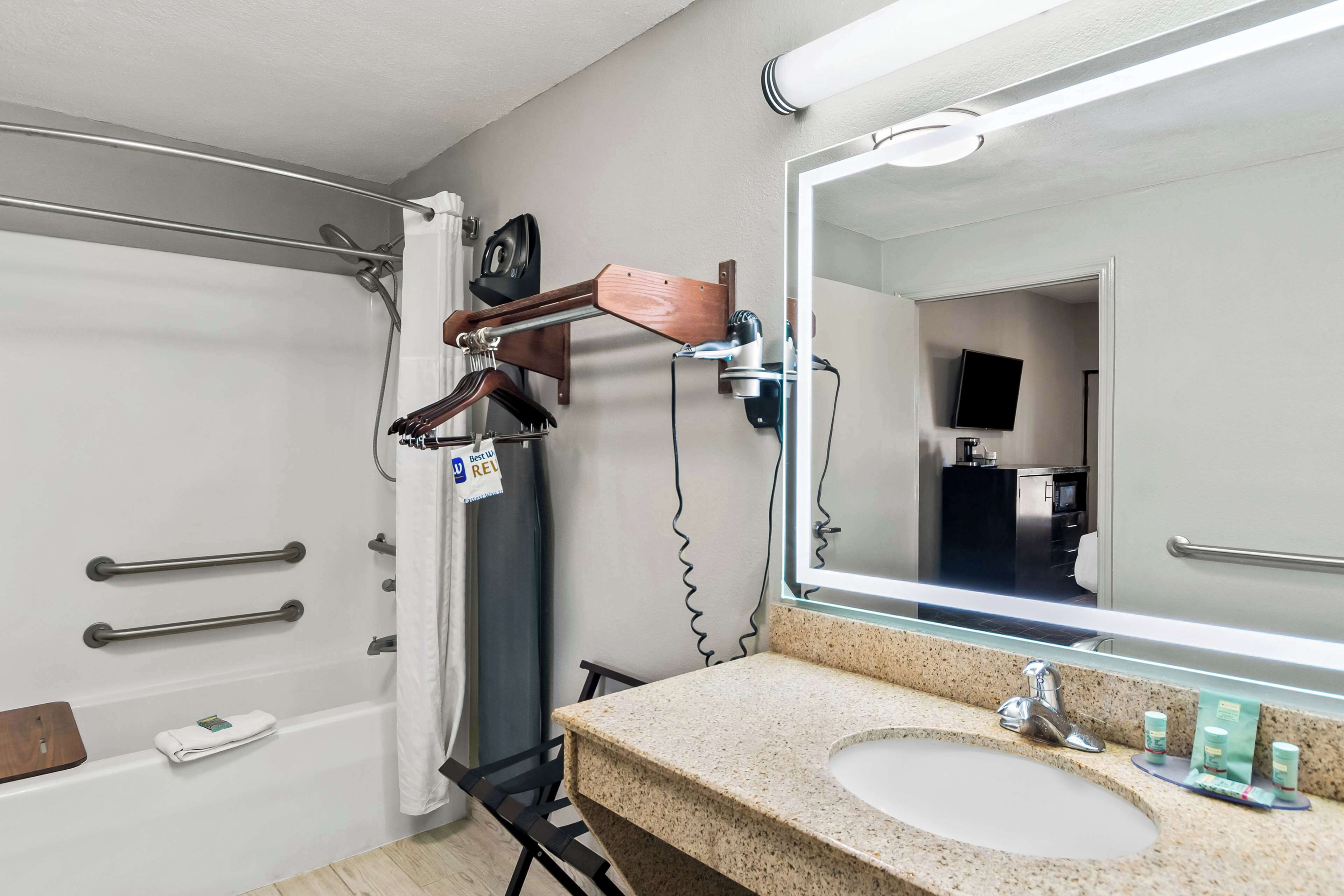 standard room, 1 king bed, accessible, non smoking | bathroom | free toiletries, hair dryer, towels, soap