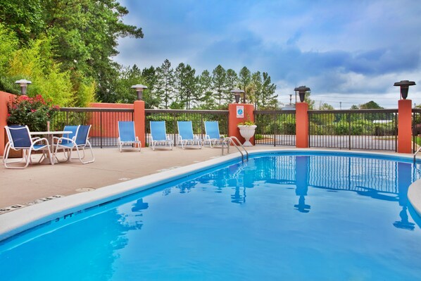 Seasonal outdoor pool - Holiday Inn Express Hotel & Suites by IHG (Lawrenceville)