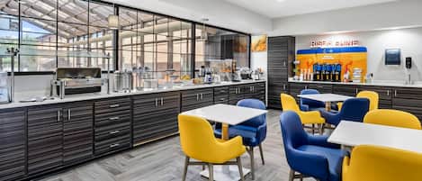Una cafetería moderna con cerramiento de vidrio, barra de café y zonas de estar.