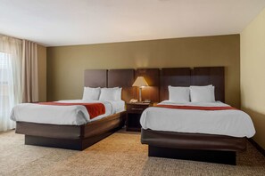 Escritorio, cortinas blackout y tabla de planchar con plancha 