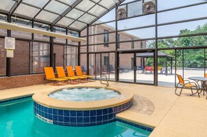 Una piscina techada, sillones reclinables de piscina