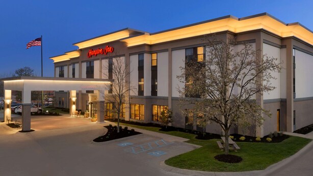 A Hampton Inn hotel with a modern facade, a covered entrance, and a well-lit parking area. - Hampton Inn Zanesville (Zanesville)