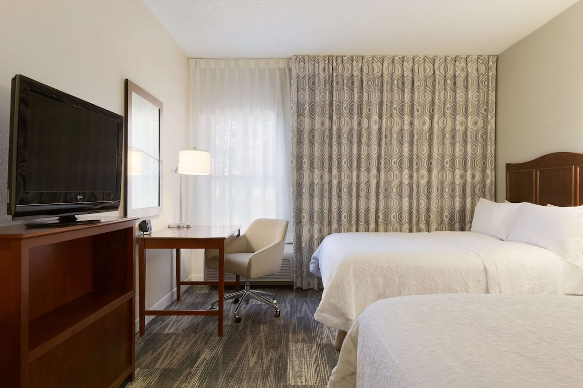 Chambre, 2 grands lits, accessible aux personnes à mobilité réduite, non-fumeur | Coffre-fort, bureau, fer et planche à repasser, lit d’appoint (gratuit)