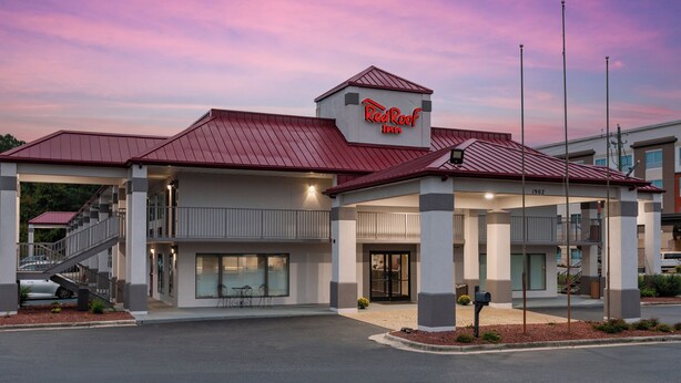Een RedRoof Inn met een rood dak, een overdekte ingang en een gebouw van twee verdiepingen.