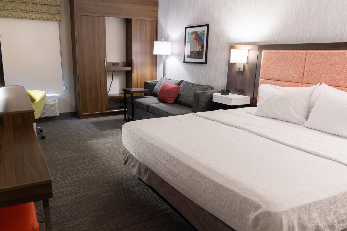 Room, 1 King Bed with Sofa bed, Non Smoking (Study) | In-room safe, iron/ironing board, free cribs/infant beds, rollaway beds