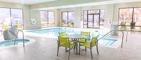 Alberca techada y camastros