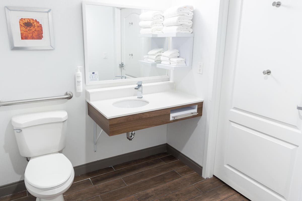 Combined shower/tub, hydromassage showerhead, hair dryer, bathrobes