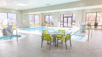 Una piscina cubierta, tumbonas