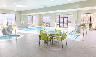Una piscina techada, sillones reclinables de piscina