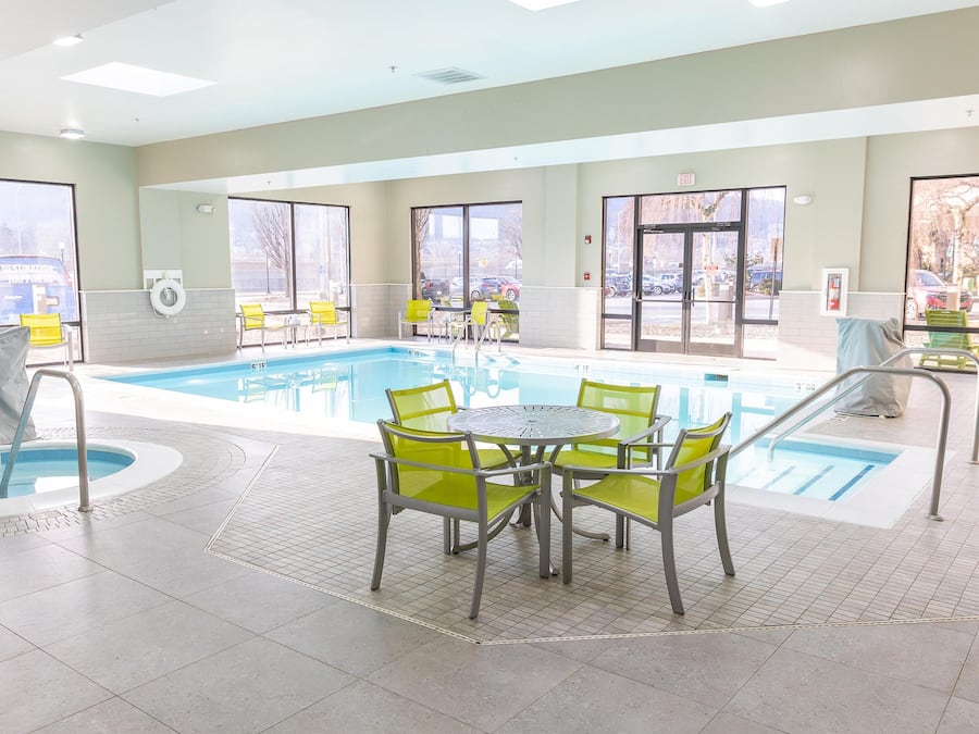 Indoor pool, sun loungers