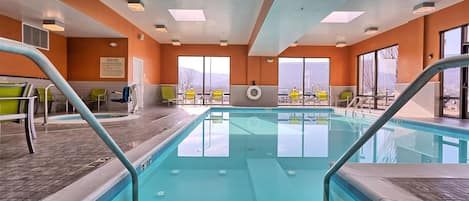 Sisäuima-allas, aurinkotuoleja