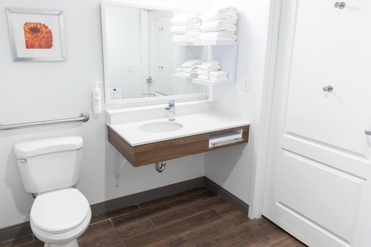 Combined shower/tub, hydromassage showerhead, hair dryer, bathrobes