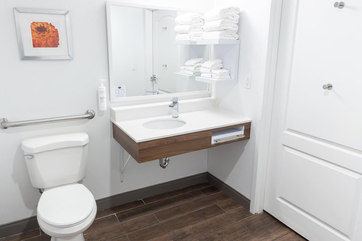 Combined shower/tub, hydromassage showerhead, hair dryer, bathrobes