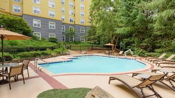 季節性室外泳池;泳池傘、躺椅