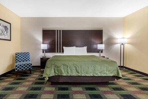 Premium bedding, desk, blackout drapes, soundproofing - Quality Inn Cadiz (Cadiz)