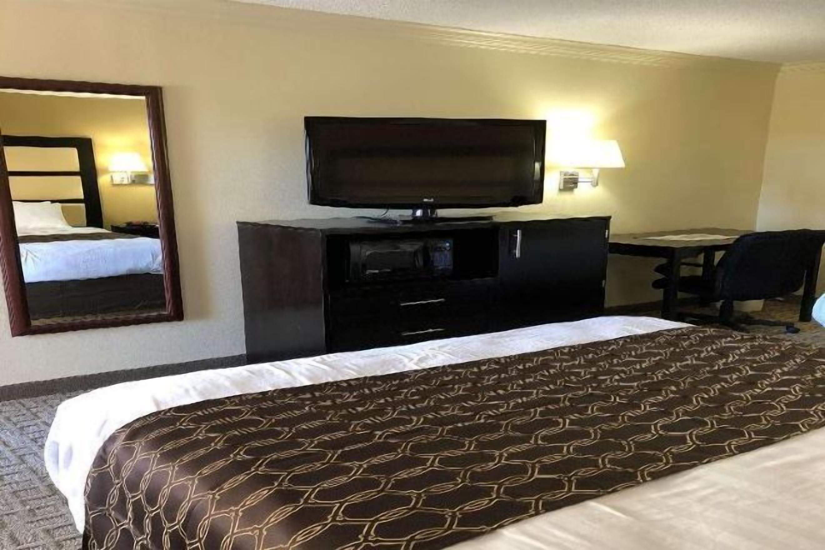 高档床上用品、羽绒被、加厚床垫、客房内保险箱