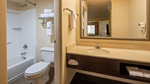 Combined shower/bathtub, free toiletries, hair dryer, towels