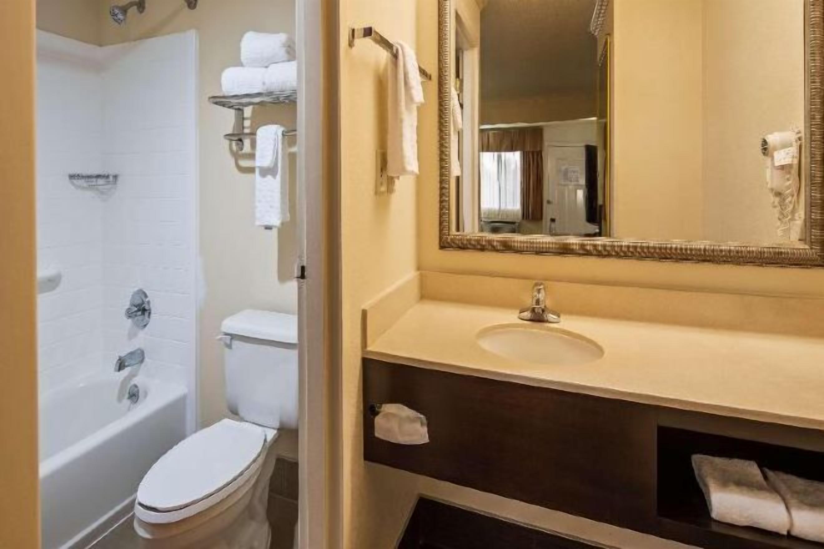 淋浴/盆浴组合、免费洗浴用品、吹风机、毛巾