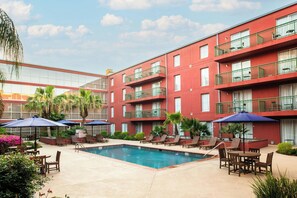Outdoor pool - Courtyard by Marriott New Orleans Warehouse Arts District (New Orleans)