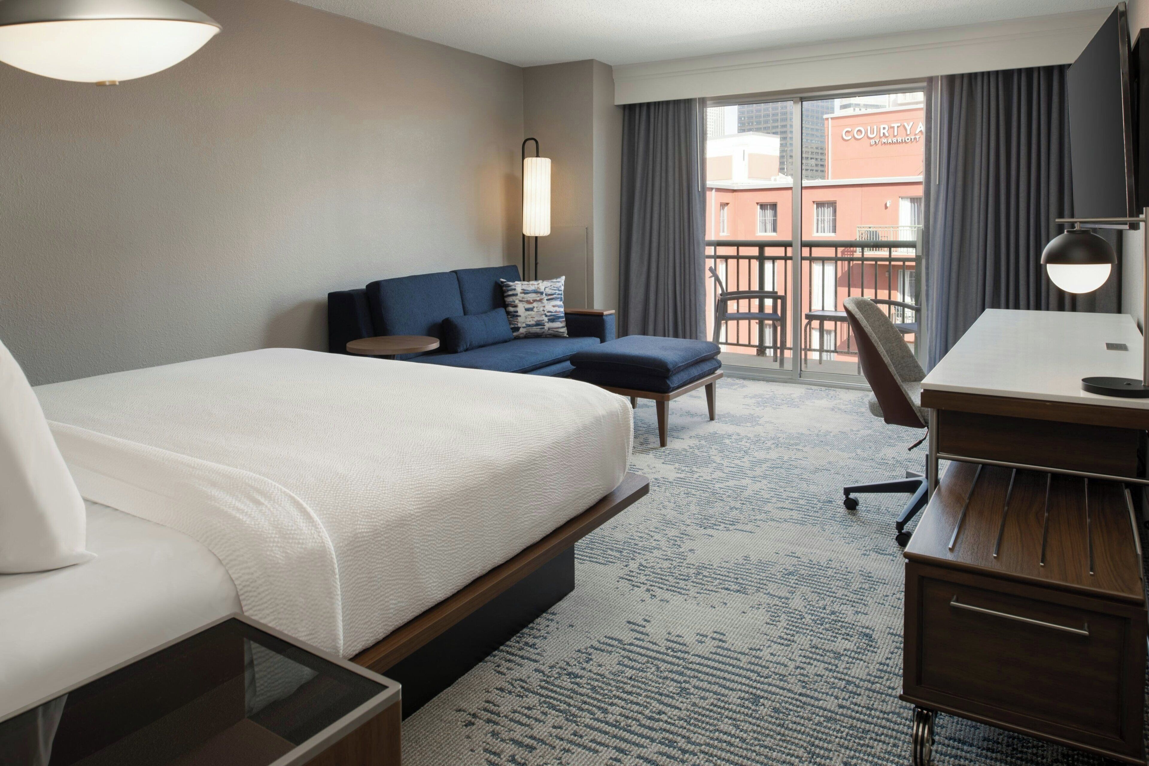 Camera, 1 letto king, balcone | Una cassaforte in camera, una scrivania, postazione laptop