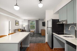 Fridge, microwave, coffee/tea maker, cookware/dishes/utensils - Homewood Suites by Hilton Atlanta-Alpharetta (Alpharetta)