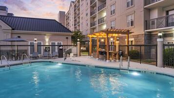 Una piscina al aire libre de temporada
