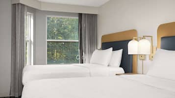 Suite, accessible, banyera (1 Kingbed and 2 Doublebeds) | Roba de llit d'alta qualitat i espai de treball apte per a portàtils