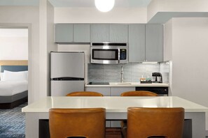 Suite, 2 Bedrooms, Non Smoking, 2 Bathrooms | Private kitchen