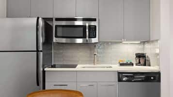 Refrigerador, microondas, cafetera y tetera y utensilios de cocina