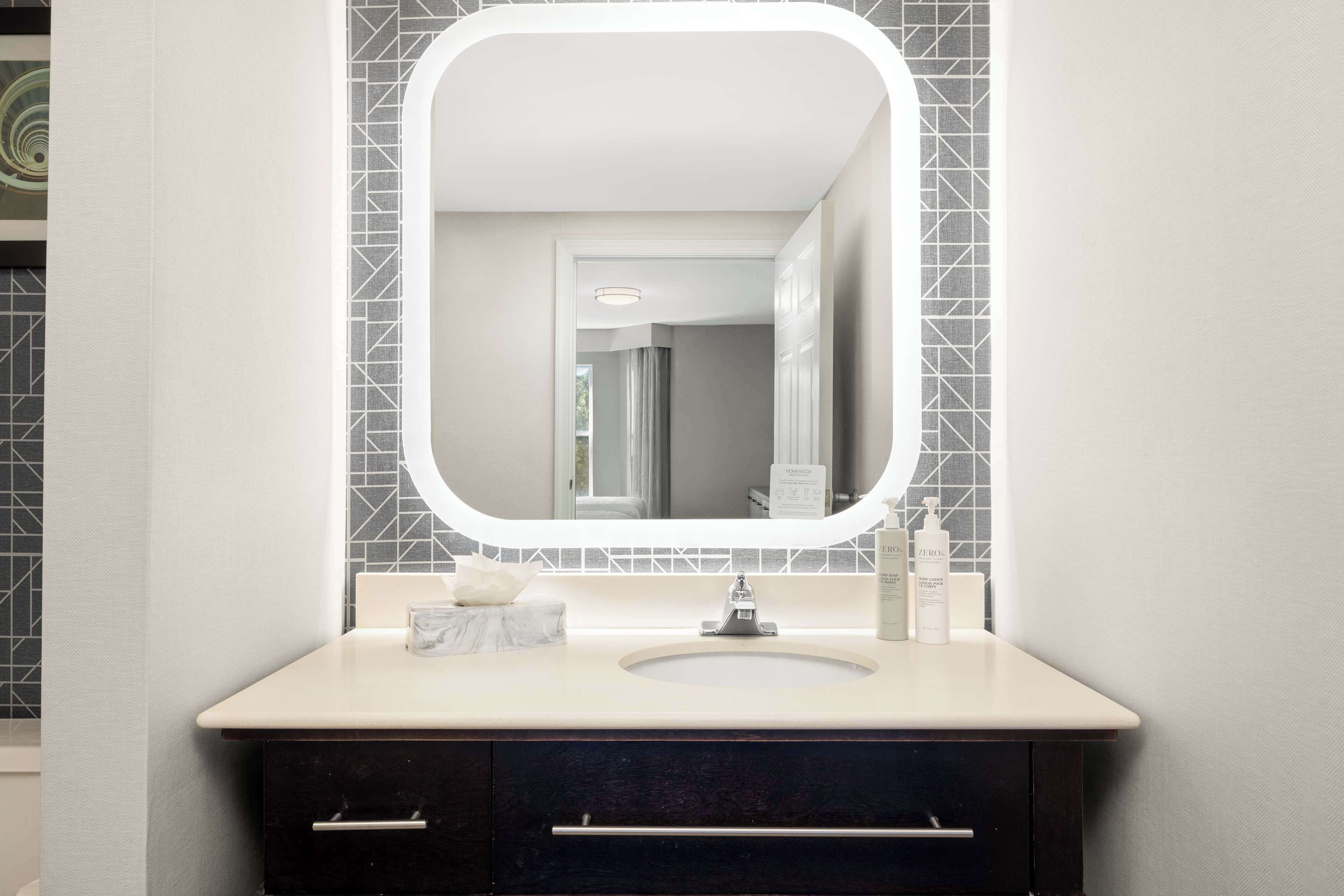 combined shower/bathtub, hair dryer, towels