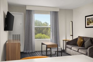 Suite Deluxe, 1 cama de matrimonio grande, no fumadores | Zona de estar | Televisión de pantalla plana de 32 pulgadas con canales por cable