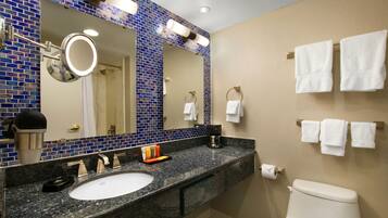 Milieuvriendelijke toiletartikelen, een haardroger, handdoeken