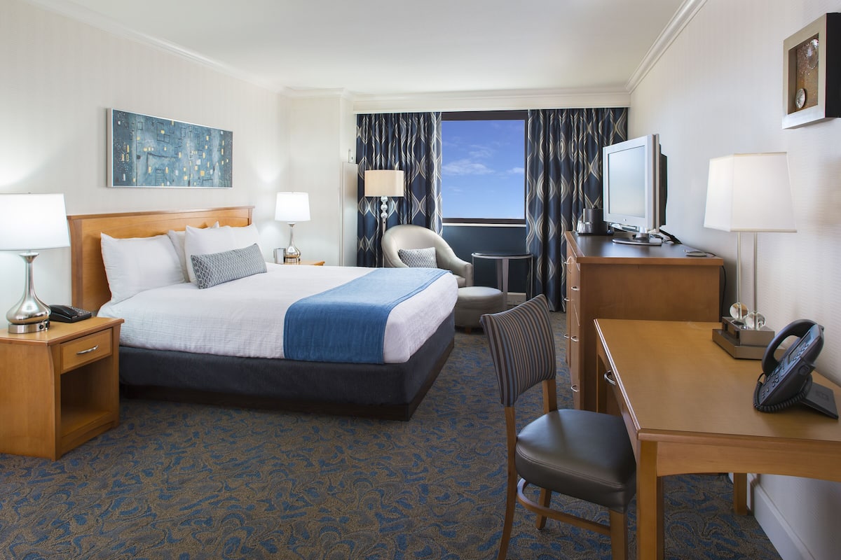 Hypo-allergenic bedding, in-room safe, blackout curtains