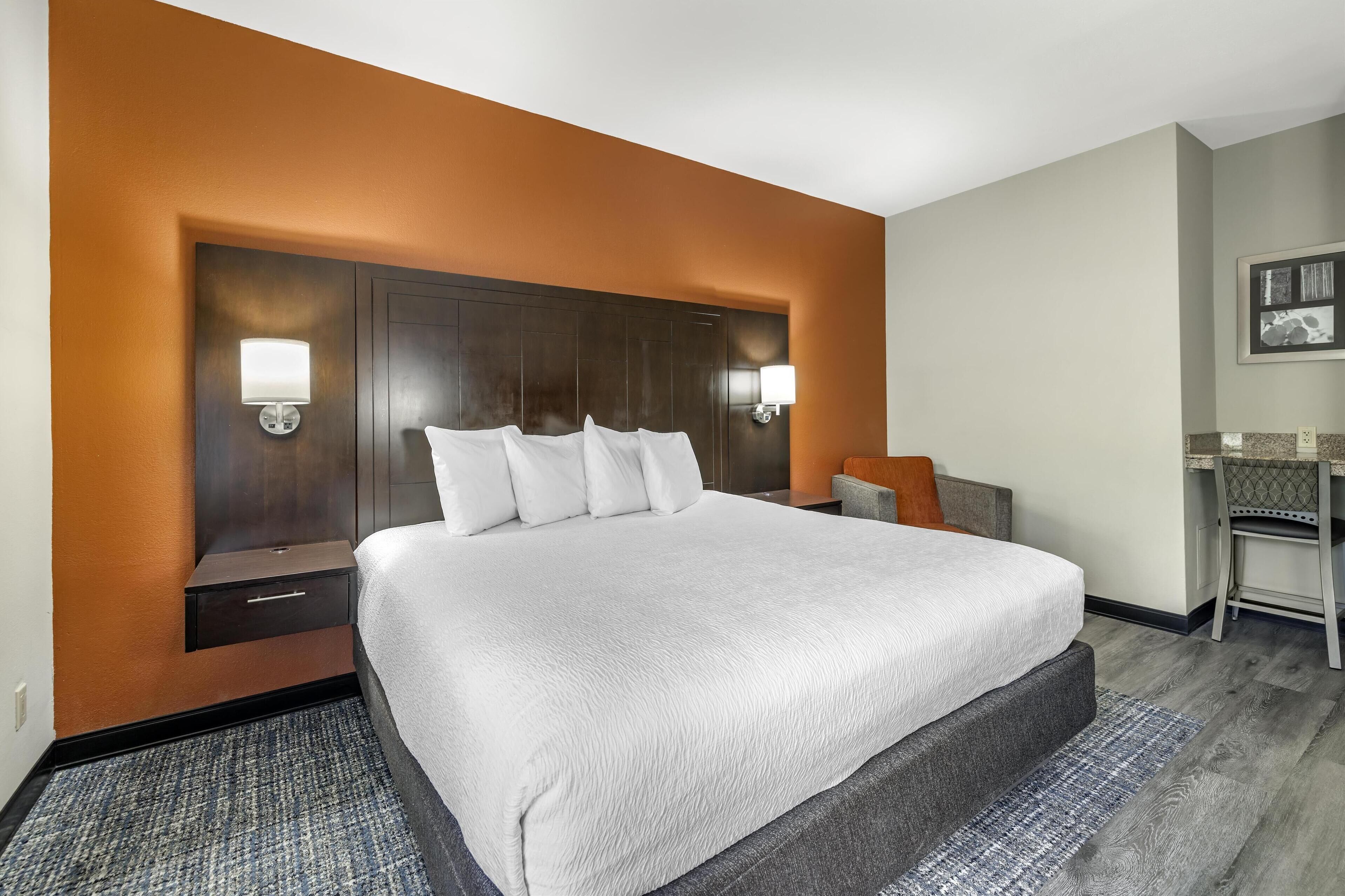 suite, 1 king bed, jetted tub | premium bedding, pillow-top beds, desk, iron/ironing board