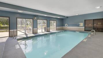 Piscina coperta, lettini