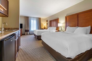 套房, 非吸煙房 (2 Queen beds and 2 person Sofa bed) | 1 間睡房、書桌、熨斗/熨衫板、免費嬰兒床