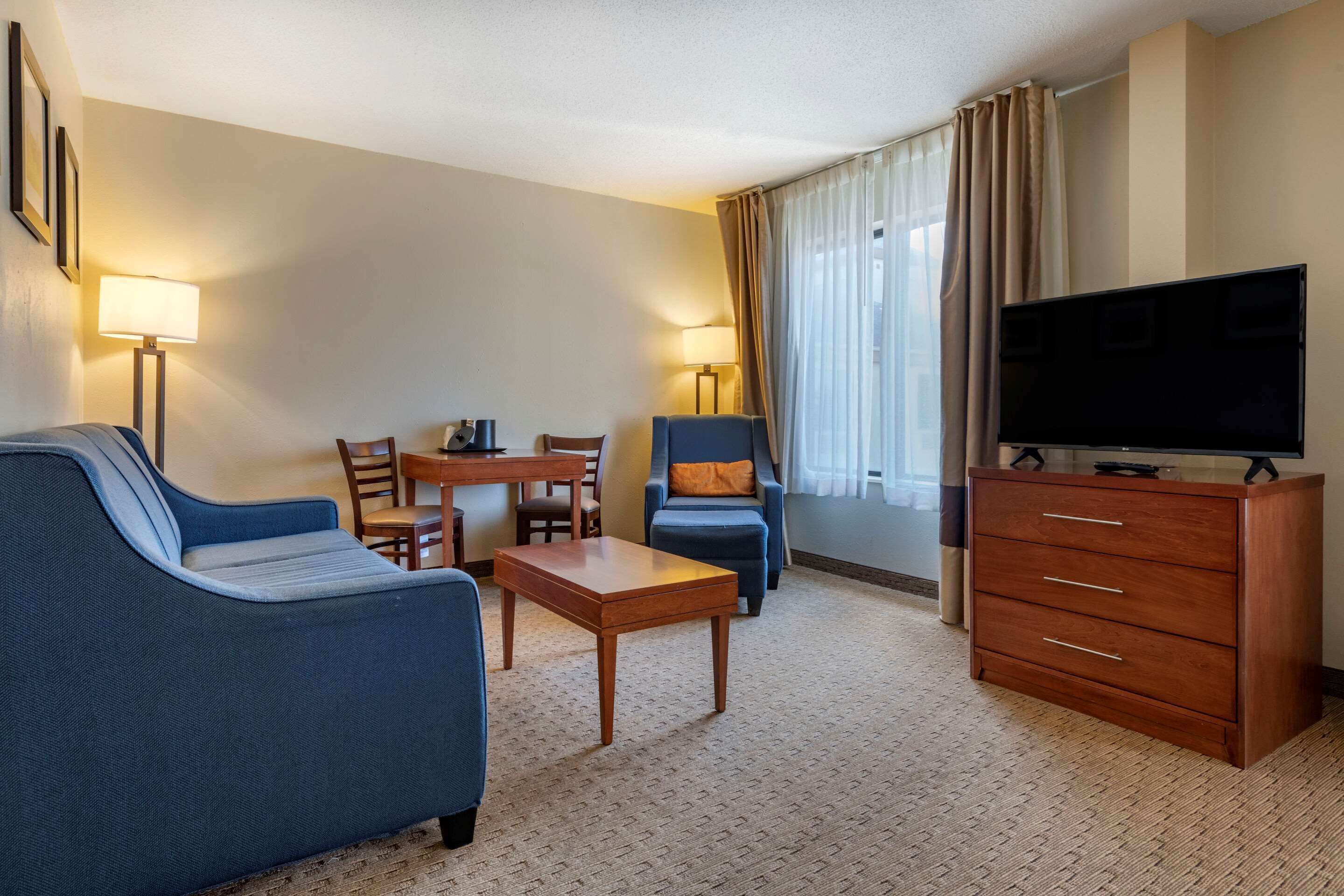 suite, non smoking (2 queen beds and 2 person sofa bed) | desk, iron/ironing board, free cots/infant beds, rollaway beds